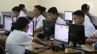 Sejumlah pelajar SMK Negeri 1 mengikuti Ujian Nasional Berbasis Komputer (UNBK) di Jakarta, Senin (2/4). Ada 4 mata pelajaran yang akan diujikan yaitu bahasa Indonesia, matematika, bahasa Inggris, dan teori kejuruan. (Liputan6.com/Arya Manggala)