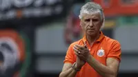 Pelatih Persija Jakarta, Ivan Kolev, memberikan instruksi kepada pemainnya saat melawan 757 Kepri Jaya pada laga Piala Indonesia di Stadion Patriot Bekasi, Jawa Barat, Rabu (23/1). Persija menang 8-2 atas Kepri. (Bola.com/Yoppy Renato)