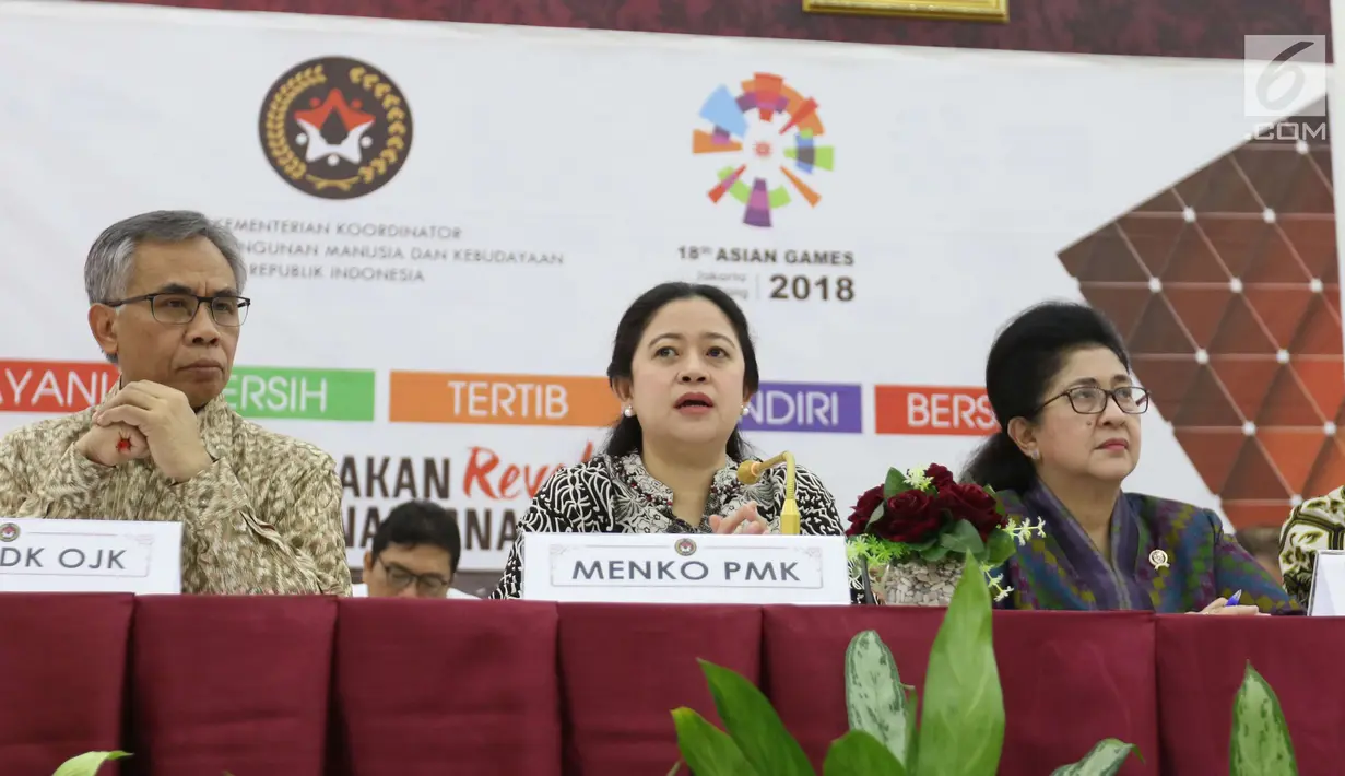 Menko Pembangunan Manusia dan Kebudayaan (PMK) Puan Maharani menggelar jumpa pers di Kemko PMK, Jakarta, Senin (7/5). Pemerintah menegaskan keputusan cuti bersama saat Hari Raya Idul Fitri 2018 akan berlangsung selama 7 hari. (Liputan6.com/Angga Yuniar)