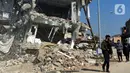 Kondisi bangunan yang runtuh akibat guncangan gempa berkekuatan magnitudo 7,8 yang menguncang Turki dan Suriah di kota Antakya, Provinsi Hatay, Turki, Sabtu (18/2/2023). Kota Antakya memiliki penduduk sekitar 1,6 jiwa. Korban yang meninggal akibat gempa Turki diyakini banyak yang berasal dari kota Antakya. (Liputan6.com/Andry Haryanto)