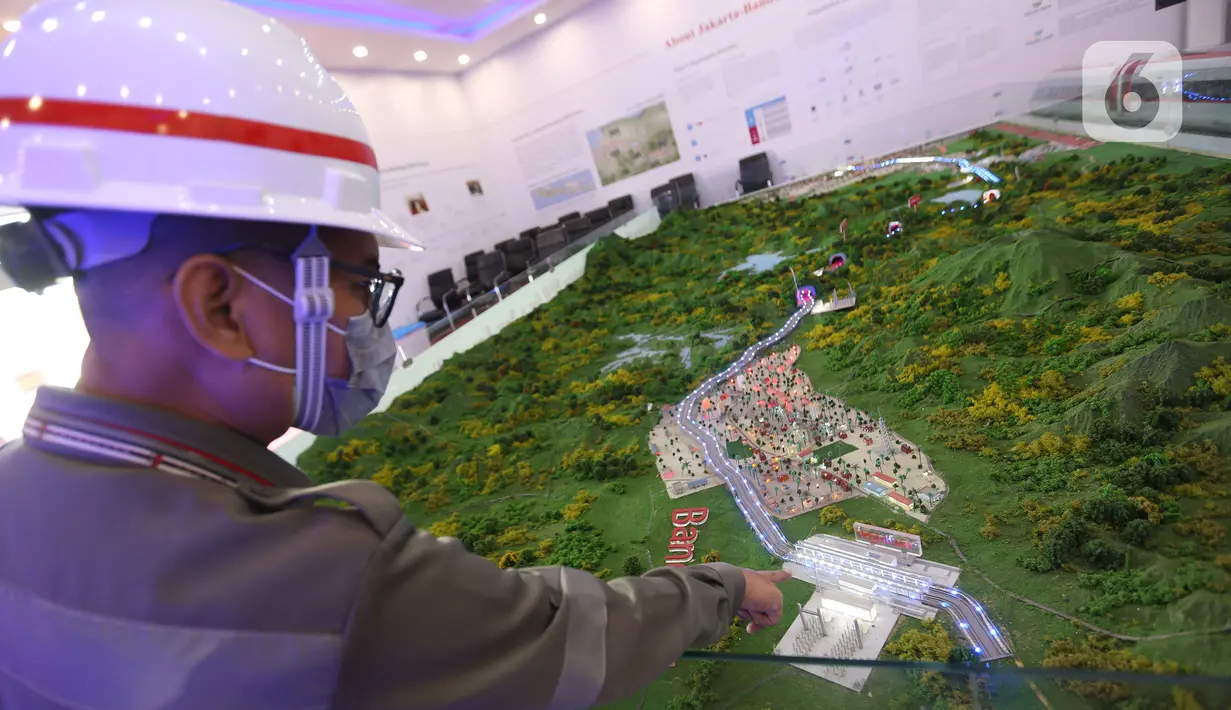 Pekerja menunjukkan maket pembangunan terowongan Jalur Kereta Cepat tunnel 1 di daerah halim dan tunnel 7 di daerah padalarang, Selasa (25/5/2021). Total dari 13 tunnel baru rampung sekitar 8 tunnel dan diharapkan pada tahun 2022 KCIC siap beroperasi melayani penumpang. (Kapanlagi.com/Budy Santoso)