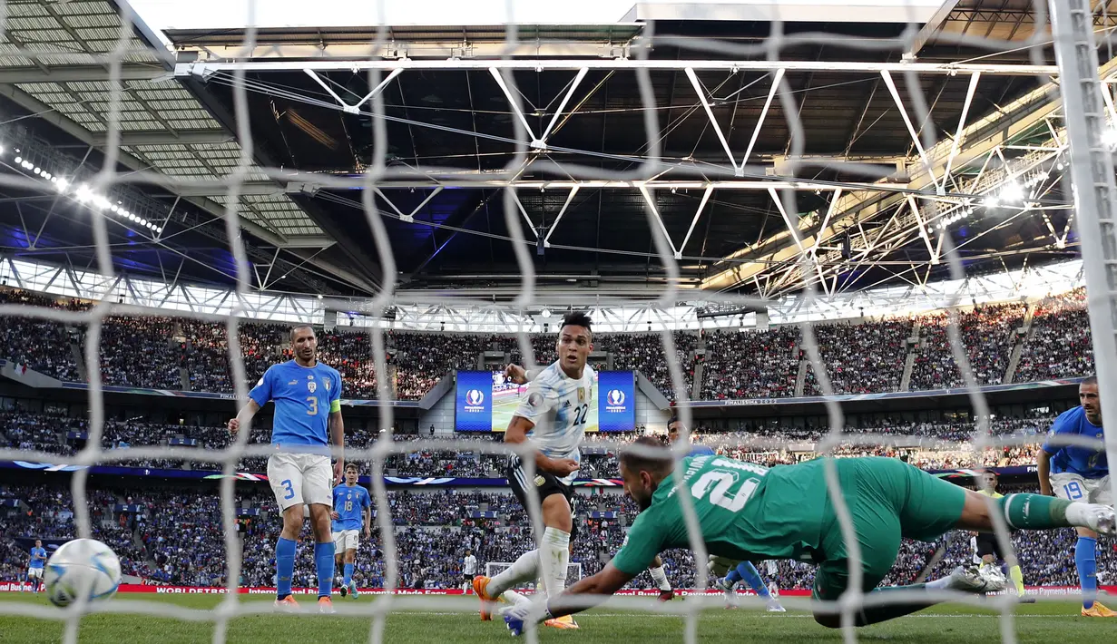 Bomber Inter Milan ini tak perlu diragukan lagi kepiawaiannya dalam menjebol gawang lawan. Lautaro Martinez juga menjadi andalan lini depan Argentina di Piala Dunia 2022 nanti. (AFP/Adrian Dennis)