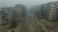 Sebuah gambar dari rekaman video yang diambil 13 Desember 2016 memperlihatkan kondisi bangunan yang hancur akibat serangan bom di Aleppo Timur, Suriah. Konflik antara pemerintah dan pemberontak membuat kota Aleppo hancur. (REUTERS/via ReutersTV)