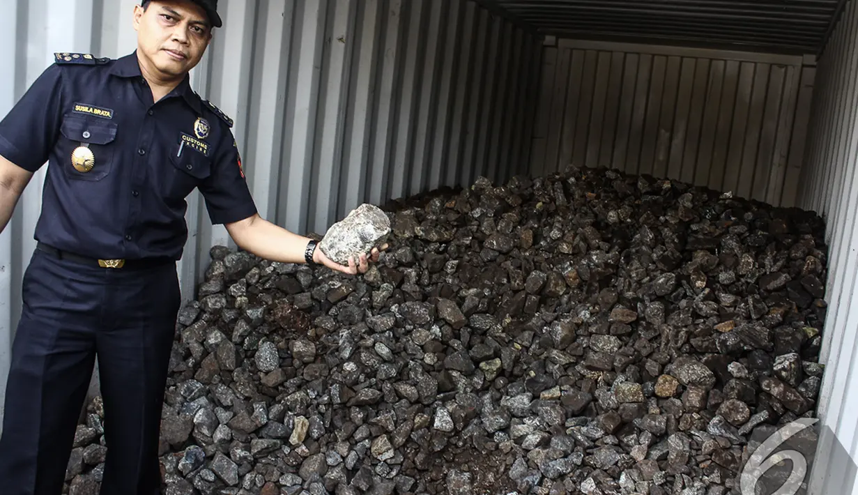 Petugas Bea dan Cukai menunjukan barang bukti berupa minerba ilegal, Tanjung Priok, Jakarta, Rabu (5/11/2014) (Liputan6.com/Faizal Fanani)