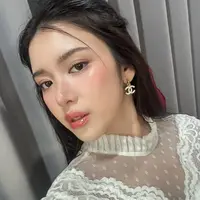 Tiara Andini kembali mencuri perhatian dengan penampilan segarnya yang mengusung tren makeup 'Habis Mandi'. [@tiaraandini].