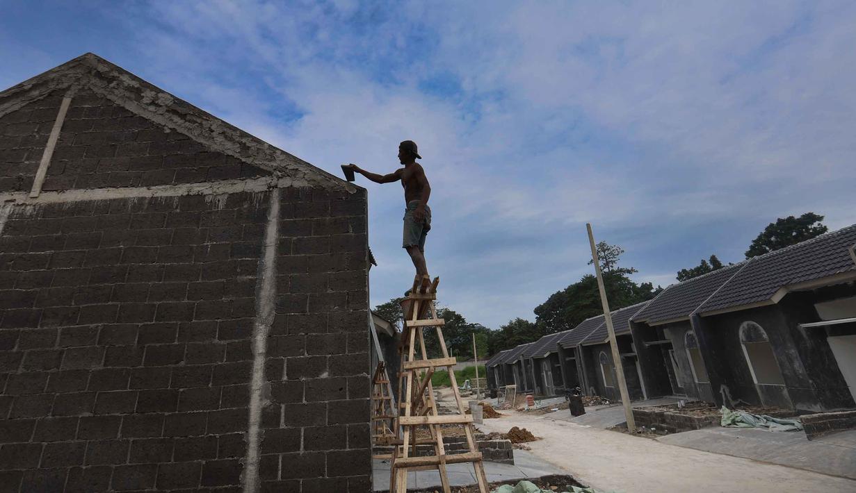 Target ini sejalan dengan pertumbuhan >10% dan fokus perseroan pada sektor perumahan bagi Masyarakat Berpenghasilan Rendah (MBR), khususnya pekerja di daerah Jawa Barat, Jawa Timur, dan Sumatra. Tampak dalam foto, pekerja menyelesaikan pembangunan perumahan subsidi di Kabupaten Bogor, Jawa Barat, Selasa (24/2/2026). (Kapanlagi.com/Budy Santoso)