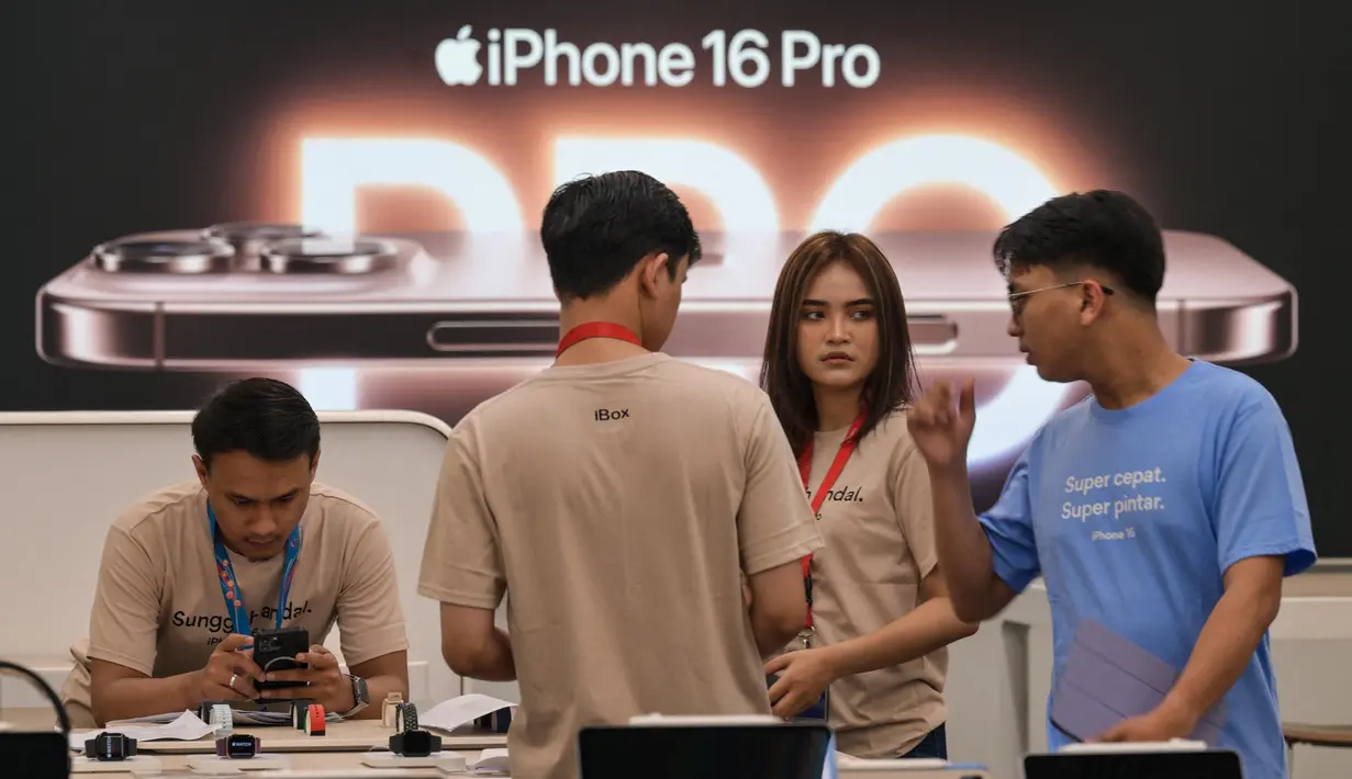 Saat ini, pencinta produk Apple sudah bisa membeli langsung melalui berbagai gerai dan toko daring resmi, seperti iBox, Digimap, Erafone, dan Urban Republic. (BAY ISMOYO/AFP)