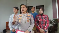 Kapolres Bangkalan AKBP Wiwit Ari Wibisono dan Kasatreskrim AKP Bangkit Dananjaya saat jumpa pers kasus pembacokan ketua P2KD Desa Manggaan