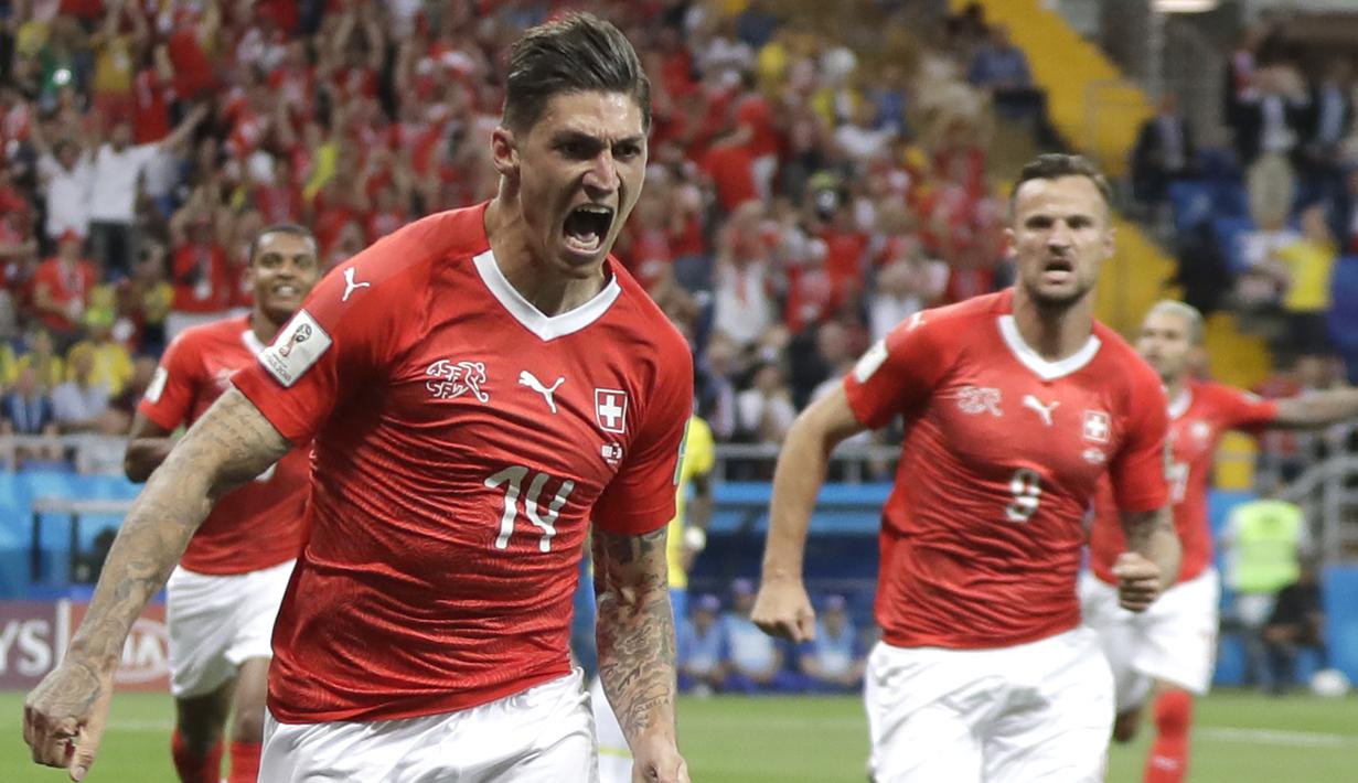 Bek Swiss, Stevan Zuber, merayakan gol yang dicetaknya ke gawang Brasil pada laga Grup E Piala Dunia di Rostov Arena, Rostov-on-Don, Minggu (17/6/2018). Kedua negara bermain imbang 1-1. (AP/Themba Hadebe)