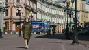 Warga mengenakan masker melintas di sebuah jalan di Moskow, Rusia (7/4/2020). Hingga Selasa (7/4), dengan jumlah infeksi mencatatkan rekor kenaikan harian sebanyak 1.154 atau naik dari 954 kasus yang dicatat pada sehari sebelumnya. (Xinhua/Evgeny Sinitsyn)