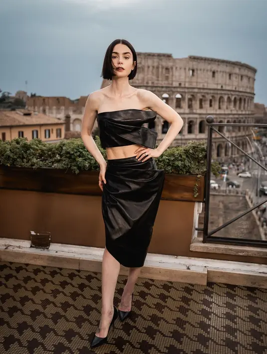 Melalui keterangan rilis yang diterima Fimela, diketahui strapless leather crop top dan leather midi skirt itu berasal dari koleksi Givenchy Fall Winter 2024. [Dok/Givenchy].