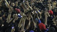 Pemain Arema FC merayakan gelar juara Piala Presiden 2019 usai menaklukkan Persebaya Surabaya di Stadion Kanjuruhan, Jumat (13/4). Arema FC menang 2-0 atas Persebaya. (Bola.com/Yoppy Renato)