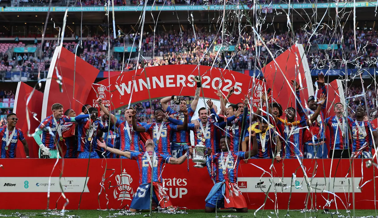 Para pemain Crystal Palace merayakan gelar juara Piala FA 2024/2025 setelah mengalahkan Manchester City dalam laga final yang berlangsung di Stadion Wembley, London, Inggris, Sabtu (17/05/2025). (AFP/Adrian Dennis)