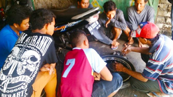 Naik Kelas dari Nol: Kisah Dua Pelaku Usaha di Sampang, Dari Deru Mesin hingga Riuh Bebek