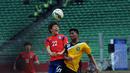 ek Korea Selatan U-23, Kwon Changhoon (tengah) berebut bola dengan Mohd Shafie Bin H Mohd Effendy (Brunei Darussalam) saat laga kualifikasi grup H Piala Asia 2016 di Stadion GBK, Jakarta, (27/3/2015). (Liputan6.com/Helmi Fithriansyah)