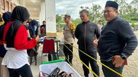 Kapolres Rokan Hulu memantau penjagaan pelipatan dan penyortiran surat suara di gudang KPU. (Liputan6.com/M Syukur)