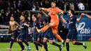 Selebrasi pemain PSG usai mengalahkan Lyon pada lanjutan Ligue 1 Prancis di Parc des Princes stadium, Paris, (17/9/2017). PSG menang 2-0. (AFP/Christhope Simon)