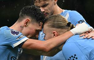Striker Manchester City, Erling Haaland (kanan) merayakan gol ketiga timnya bersama Phil Foden dan Nico O’Reilly dalam pertandingan sepak bola Liga Inggris antara Manchester City dan Fulham di Stadion Etihad, Manchester, Inggris barat laut, pada 11 Februari 2026. (Paul ELLIS / AFP)