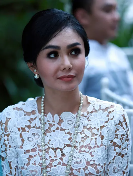 Pelantun tembang Jatuh 'Cinta Lagi' ini terlihat cantik dengan mengenakan dress berwarna putih. (Deki Prayoga/Bintang.com)