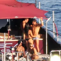 Paula Suarez dan Christiano Ronaldo kepergok tengah berlibur disebuah kapal pesiar. (via. Daily Mail)