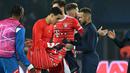 Pemain Bayern Munchen, Jamal Musiala (tengah) saling bertukar jersey dengan pemain PSG, Neymar setelah laga laga leg pertama babak 16 besar Liga Champions 2022/2023 di Parc des Princes Stadium, Paris (14/2/2023). Kebahagiaan serupa juga dirasakan pemain Bayern Munchen lainnya, Jamal Musiala yang mendapatkan jersey milik Neymar di akhir laga. (twitter.com/FCBayern)