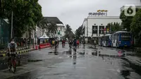 Suasana Kota Tua saat uji coba penerapan zona rendah emisi, Jakarta, Minggu (20/12/2020). Selama penerapan zona rendah emisi, kawasan Kota Tua hanya bisa dilalui pejalan kaki, pesepeda, angkutan umum, dan kendaraan khusus yang lulus uji emisi. (Liputan6.com/Faizal Fanani)