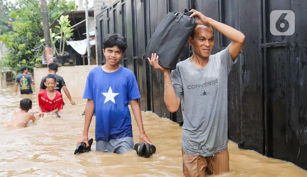 Hujan yang melanda wilayah Bogor serta Jakarta dan sekitarnya pada Minggu (2/3/2025) menyebabkan kenaikan Bendung Katulampa menjadi siaga 1 atau bahaya pada pukul 00.30 WIB. (Liputan6.com/Herman Zakharia)