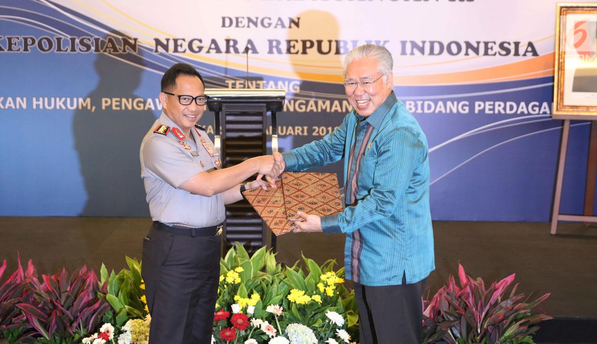 Menteri Perdagangan Enggartiasto Lukita (kanan) berjabat tangan dengan Kapolri Tito Karnavian usai menandatangani kerja sama di Jakarta, Senin (8/1). Kerja sama itu untuk mengawasi sekaligus mengamankan praktik perdagangan. (Liputan6.com/Angga Yuniar)