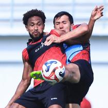 Williams Lugo dan Khurshidbek Mukhtarov berebut bola dalam gim internal Persik Kediri. (Bola.com/Gatot Sumitro)