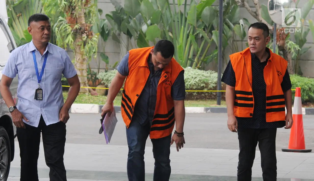 Narapidana kasus suap Bakamla, Fahmi Darmawansyah (kanan) dan Andi Rahmat (tengah) tiba di Gedung KPK, Jakarta, Selasa (7/8). Keduanya diperiksa terkait suap fasilitas dan perizinan di Lapas Sukamiskin. (Merdeka.com/Dwi Narwoko)