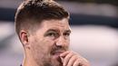 Reaksi pelatih kepala Al-Ettifaq, Steven Gerrard saat laga pekan pertama Liga Arab Saudi 2023/2024 melawan Al-Nassr di Prince Mohamed bin Fahd Stadium, Dammam, Selasa (15/08/2023) dini hari WIB. (AFP/Ali Alhaji)