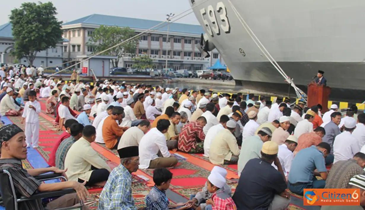 Citizen6, Tanjung Priok: Gema Takbir yang dikumandangkan mengawali shalat Idul Adha 1433 H yang dipimpin oleh KH Dr. Rachmatillah Amin, yang berlangsung di dermaga Kolinlamil, Tanjung Priok Jakarta, Jumat (26/10). (Pengirim: Dispenkolinlamil)