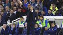 Pelatih Brighton, Chris Hughton melakukan protes saat timnya melawan Tottenham pada lanjutan Premier League di AMEX Stadium, Brighton, (17/4/2018). Tottenham bermain imbang 1-1 lawan Brighton. (Gareth Fuller/PA via AP)