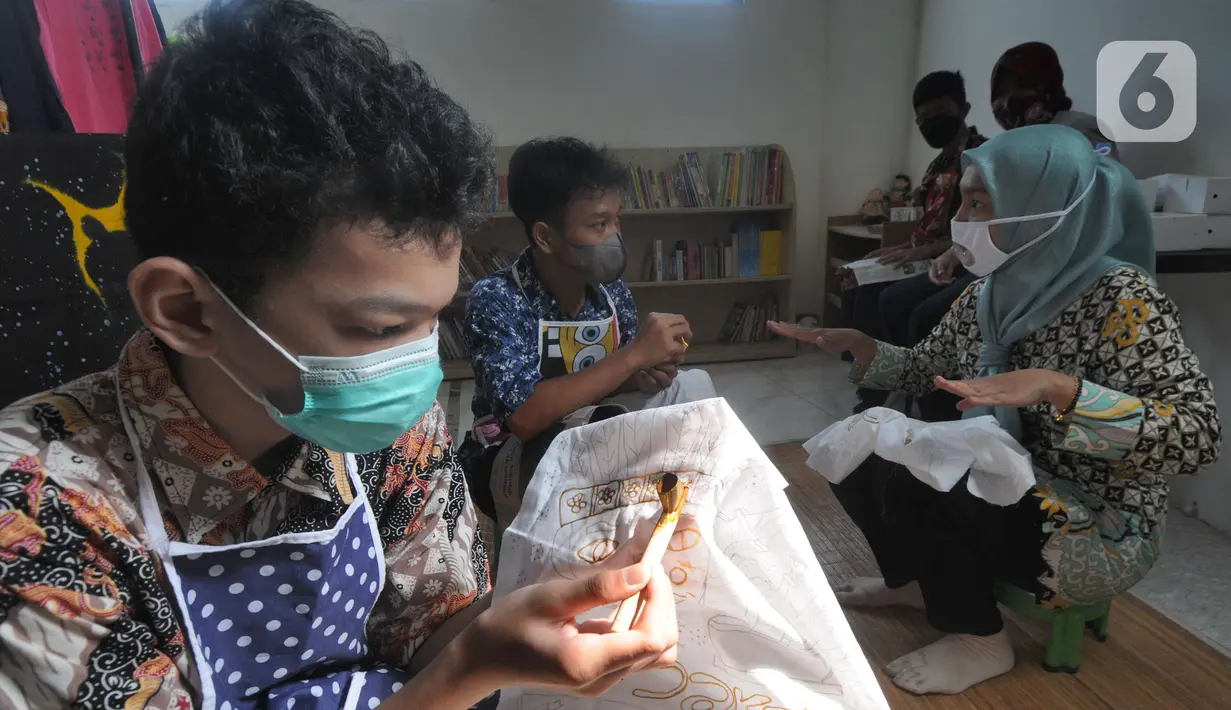 Anak berkebutuhan khusus (ABK) penyandang tunarungu belajar membatik yang diselenggarakan oleh Yayasan Griya Bina Karya di gerai ABK UMKM di Pasar Gintung, Ciputat, Tangsel, Minggu (2/10/2021). Kegiatan ini dalam rangka memperingati Hari batik Nasional 2 Oktober. (merdeka.com/Arie Basuki)