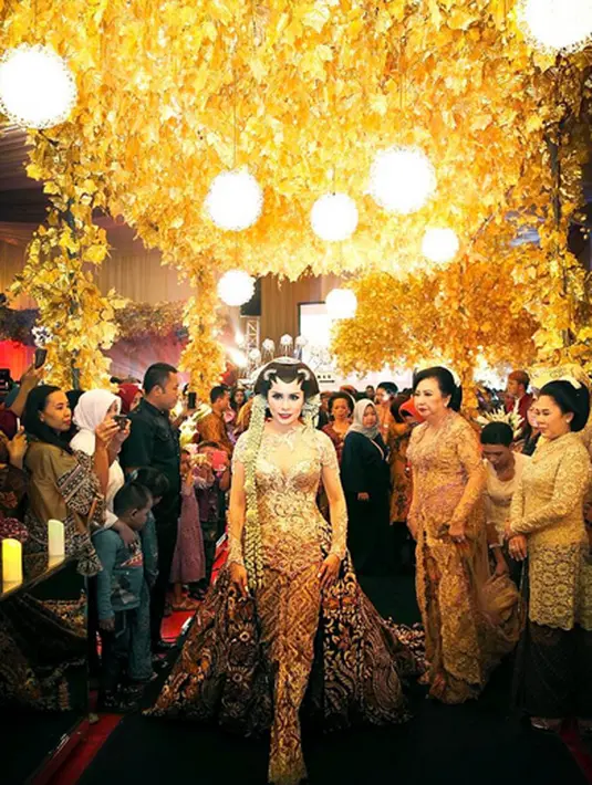 Momo Geisha, tampak dengan balutan gaun pengantinnya. Ia pun menyertakan tulisan, "Teruslah bermimpi.. Bermimipilah selama engkau msh dpt bermimpi! 'Selamat Hari Kartini'". (Instagram/therealmomogeisha)