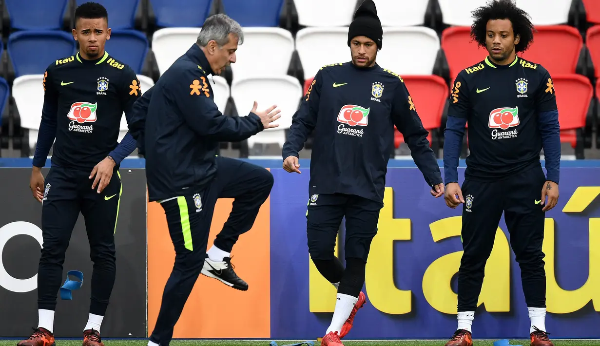 Para pemain Brasil tampak serius saat sesi latihan jelang laga persahabatan di Paris, Rabu (8/11/2017). Brasil akan berhadapan dengan Jepang. (AFP/Franck Fife)