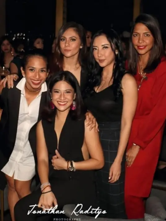 Wulan Guritno dan Renny Sutiyoso terlihat hadir di perayaan ulang tahun Dian Sastrowardoyo. (Foto: instagram.com/wulanguritno)