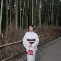 Saat berkunjung ke Arashiyama Bamboo Forest di Kyoto, Maria pun memilih mengenakan kimono warna pastel membuatnya terlihat elegan. [@mariatheodoree]