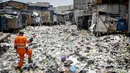 Petugas UPK Badan Air DKI melihat sampah yang menumpuk di Kali Gendong, Penjaringan, Jakarta Utara, Kamis (16/3). Ceceran sampah plastik limbah rumah tangga terlihat menyerupai daratan menumpuk di sepanjang Kali Gendong. (Liputan6.com/Faizal Fanani)