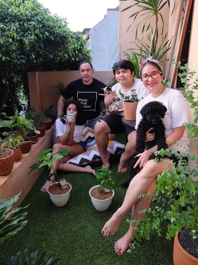 Jarang Tersorot, Ini 7 Potret Terbaru Novita Angie yang Hobi Berkebun