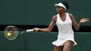 Petenis Amerika Serikat, Venus Williams, mengembalikan bola saat melawan Garbine Muguruza pada laga final Wimbledon di All England Lawn Tennis Club, Inggris, Sabtu (15/7/2017). Muguruza menang 7-5 dan 6-0 atas Williams. (AFP/Facundo Arrizabalaga)