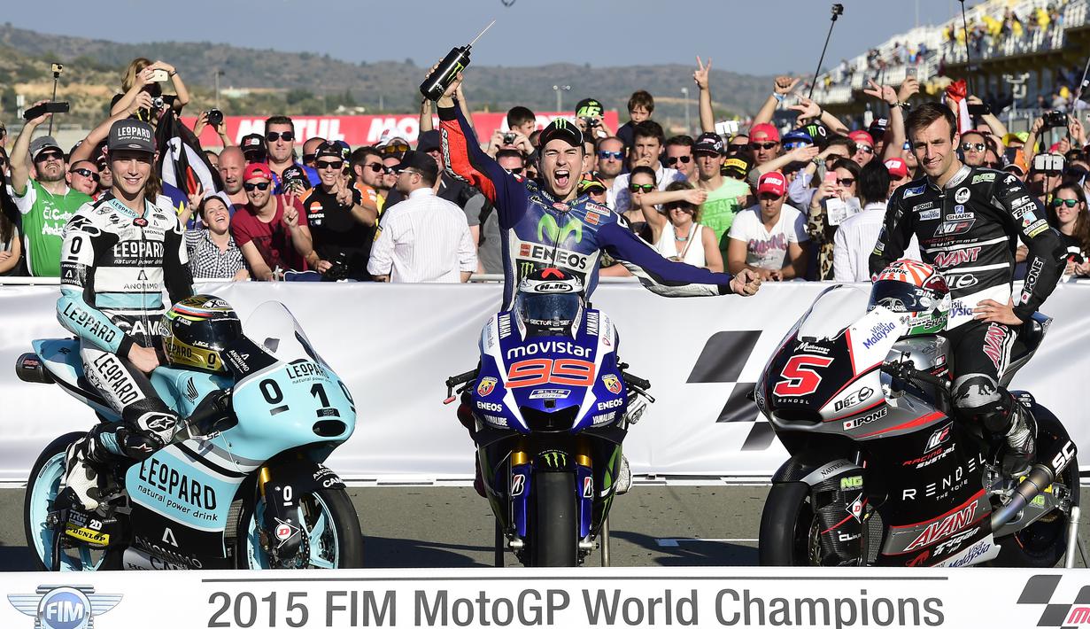 Juara dunia MotoGP, Jorge Lorenzo berfoto bersama juara dunia Moto2, Johann Zarco (kanan) dan juara dunia Moto3, Danny Kent di Sirkuit Ricardo Tormo, Valencia, (8/11/2015). (AFP Photo/Javier Soriano)