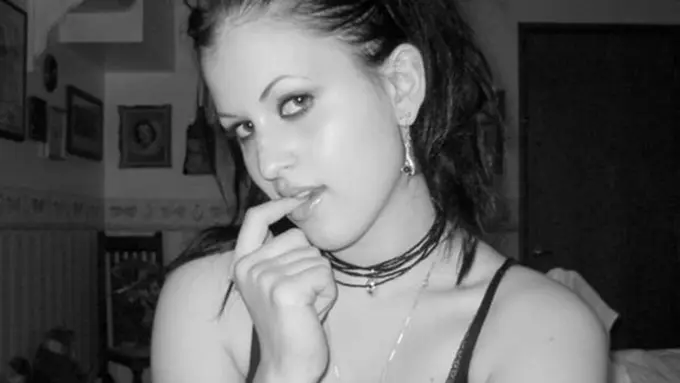 [Bintang] Temukan Kejanggalan pada Foto Hitam Putih Gadis Ini! Ketemu?