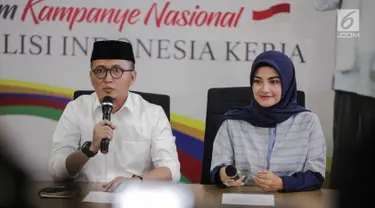 Direktur Konten TKN Jokowi-Ma'ruf Amin, Fiki Satari (kiri) memberikan keterangan terkait OTT KPK terhadap Ketum PPP Romahurmuziy, Jakarta, Jumat (15/3). Menurut Fiki, kasus Romahurmuziy adalah murni kasus pribadi. (Liputan6.com/Faizal Fanani)