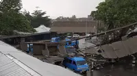 Atap tempat parkir di Terminal Arjosari ambruk akibat hujan deras dan angin kencang menimpa angkot di bawahnya pada Senin, 17 Januari 2022 (BPBD Kota Malang)