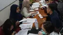 Suasana saat warga mengurus surat pindah tempat memilih atau Formulir A5 Pemilu 2019 di Kantor KPUD Jakarta Selatan, Jakarta, Rabu (10/4). Hari ini merupakan batas akhir pembuatan Formulir A5. (Liputan6.com/Herman Zakharia)