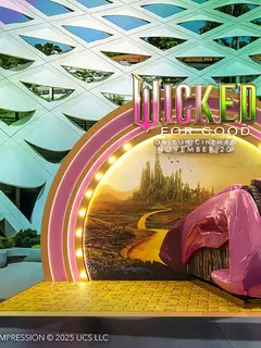Sentosa dan Resorts World Sentosa menghadirkan pengalaman imersif bertema Wicked: For Good yang mengubah musim liburan di Singapura menjadi perjalanan penuh keajaiban, imajinasi, dan pesan kebaikan dari Negeri Oz. (Foto: RWS.doc)