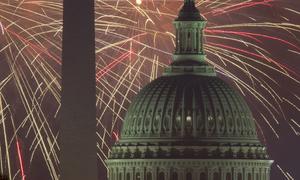 Atraksi kembang api yang berada di atas National Mall US Capitol dan Monumen Nasional AS di Washington DC (4/7). (AFP Photo/Paul J. Richards)
