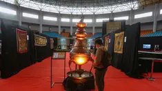 Pengunjung mengamati artefak Nabi Muhammad SAW dan para sahabat serta keluarga saat pameran di gedung Laga Satria, Pakansari, Cibinong, Kabupaten Bogor, Jawa Barat, Jumat (20/2/2026). (merdeka.com/Arie Basuki)