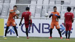 Kiper Persija Jakarta, Andritany Ardhiyasa dan Shahar Ginanjar saat latihan jelang laga Piala AFC 2019 di SUGBK, Jakarta, Senin (25/2/2019). Persija akan Melawan Becamex Binh Duong. (Bola.com/M Iqbal Ichsan)
